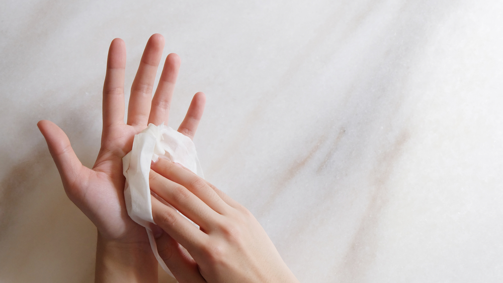 Gegen Schweißperlen: Wirksame Abhilfe für schwitzende Hände
